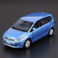 1/32 Volkswagens Touran Mpv โมเดลรถโลหะผสมโลหะ Diecast ยานพาหนะจำลองไฟเสียงคอลเลกชันเด็ก