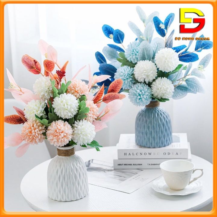 Chậu hoa để bàn phòng khách là nét đẹp đơn giản nhưng mang đến sự tinh tế cho không gian sống của bạn. Hãy để bình hoa đẹp mắt này trở thành điểm nhấn trong phòng khách của bạn, tăng thêm sự sang trọng và lịch lãm cho không gian sống của bạn.
