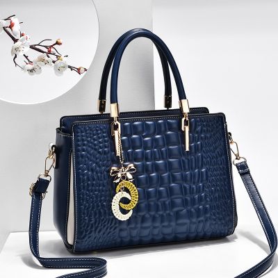 2021 the new fashion lady handbags and women bags capacity solid stone grain one shoulder inclined shoulder bag