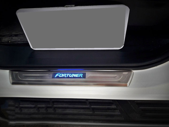 กาบบันได-กาบบันไดมีไฟ-กาบบันไดรถยนต์-fortuner-2015-2016-2017-มีไฟ-led-สีฟ้าเรืองแสง-งานนำเข้า-v1-0-โลโก้-fortuner-racing-style