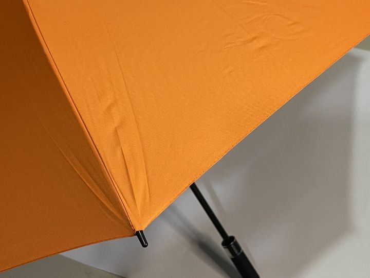 ร่มยาวสีส้ม-ร่มด้ามจับแบบโรลส์-รอยซ์-ร่มมีปลอกถ้วยพลาสติกหุ้ม-กันแดด-กันฝน-ร่มพกพาขนาดใหญ่-กางได้2-3คน