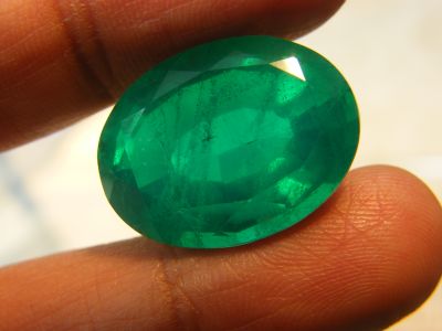 มรกต พลอย  Columbia โคลัมเบีย Green Emerald very fine lab made OVAL shape 20x15 มม mm...17กะรัต carats (1 เม็ด carats ) รูปไข่ (พลอยสั่งเคราะเนื้อแข็ง)