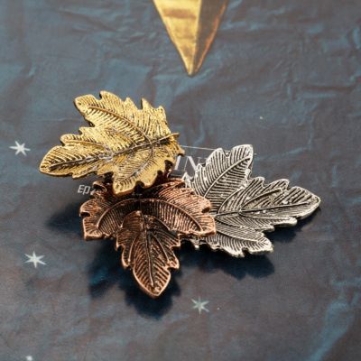Vintage Maple Leaf Brooch for Women Charming Brooch Female Collar Lapel Metal Pin Fashion Jewelry Gifts Christmas Decoration