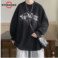 KYUSHUAD เสื้อยืดแขนยาวผู้ชายน้ำหนักเบาคอกลมหลวมพิมพ์ลายเรียบง่ายเสื้อฮู้ดแขนยาวลำลอง