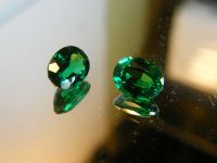 พลอย columbiaโคลัมเบีย Green  Emerald มรกต very fine lab made OVAL shape  7x5 มม mm...1.70 กะรัต carats (2 เม็ด carats ) รูปรูปไข่ (พลอยสั่งเคราะเนื้อแข็ง)