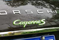 โลโก้ตัวอักษร คาเยนเน่ ปอเช่ พอซ พื้นเขียว ไฮบริด ขนาด 22 cm "CAYENNE S" in Chrome and Acid Green Rear Lid Badge Porsche 958 Cayenne S E-Hybrid 2011