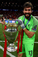 โปสเตอร์ Alisson Becker Liverpool The Kop Champions โปสเตอร์ติดผนัง ของแต่งบ้าน รูปภาพติดผนัง 77poster