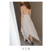 Kemissara Open Back Dress New satin Cream เดรสพลีตผู้หญิงโทนสีครีม เดรสพลีต ปล่อยสบายพร้อมเข็มขัดคาดเอว