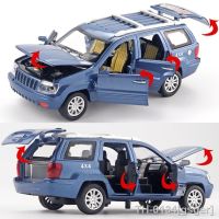 ☍ gsger Grand Cherokee-Modelo de carro liga 1:32 Clássicos Diecasts Brinquedo Metal Veículos off-road Simulação Luz Sonora Presentes Infantis