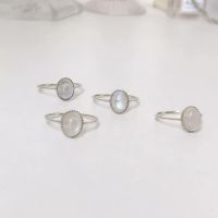 Winterwinter Jewelry Silver925 : เครื่องประดับเงินแท้ เงินแท้925 แหวนประดับหินมูนสโตน ( moonstone )​ หลังเบี้ย สีเหลือบฟ้า