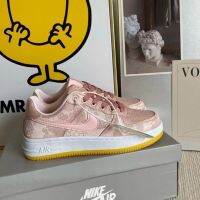 AF1รองเท้าผ้าใบข้อต่ำผ้าไหมข้อต่อข้อต่ำสำหรับผู้ชายและผู้หญิงรองเท้าลำลองผ้าไหมสีชมพูสไตล์เดียวกัน