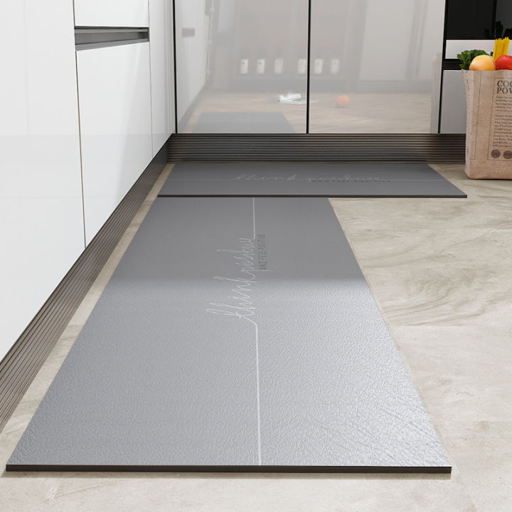 Với thảm nhà bếp chống trượt, bạn sẽ không phải lo lắng về nguy hiểm mỗi khi bước vào gian bếp của mình. Thiết kế đặc biệt có thể giữ cho đôi chân của bạn luôn vững chắc trên mặt sàn.
