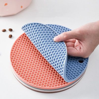 1pc/4pcs Random Honeycomb Shaped Mat, 6.7inch, Non-slip Dining Table Mat, Insulated Kitchen Mat