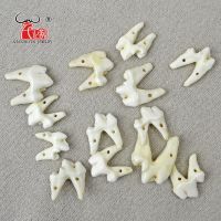 30pcs DIY beads White Conjoined Tooth Natural Bone Beads Pendants For Jewelry Making Fashion Accessories 15~25mm Hole: 1.0 Beads