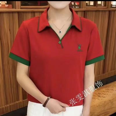 เสื้อยืด Kaus Berkerah Merah แฟชั่นโชว์ทรงเข้ารูปผู้หญิงแขนสั้น,100กก. เสื้อยืดมีปกเสื้อลำลองสตรีคอตั้งสไตล์เกาหลีเสื้อสไตล์ใหม่มีปก