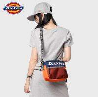 Dickiesกระเป๋าสะพายทรงแมสเซนเจอร์สไตล์ใหม่สำหรับผู้ชายและผู้หญิง（ยาว 25 ซม. สูง 17 ซม）