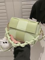 Uniqlo New Fashion version Niche woven bag womens new style 2023 fashion texture shoulder bag high-end fashion versatile crossbody small square bag