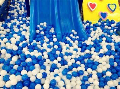 Mazalan หลุมว่ายน้ำของเล่นเด็กผ้านิ่มลูกบอลพลาสติกสำหรับบ่อบอลสีขาวลูกบอลสีน้ำเงินขนาด7ซม. จำนวน10ชิ้น
