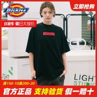 ™Dickies เสื้อยืดแขนสั้นพิมพ์ลายตัวอักษรสำหรับผู้ชายและผู้หญิงเสื้อยืดผ้าฝ้ายคอกลมสั้นแบบลำลองเหมือนกัน DK006107