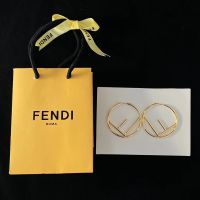 [กล่องของขวัญ] FENDI รอยแยกต่างหูแฟชั่นขนาดใหญ่ประณีตและใจกว้างของขวัญสุดหรูสำหรับแฟน/ภรรยา/วันวาเลนไทน์/วันแม่