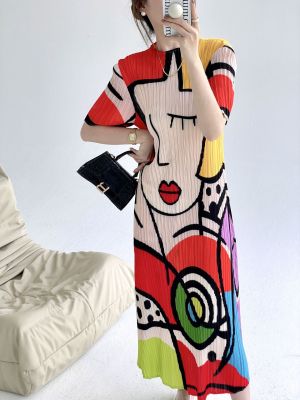 มิยาเกะพับ 2023 ฤดูร้อนใหม่การ์ตูนพิมพ์แขนสั้นชุดอารมณ์หญิงแฟชั่นชุดเดรสบางเฉียบ