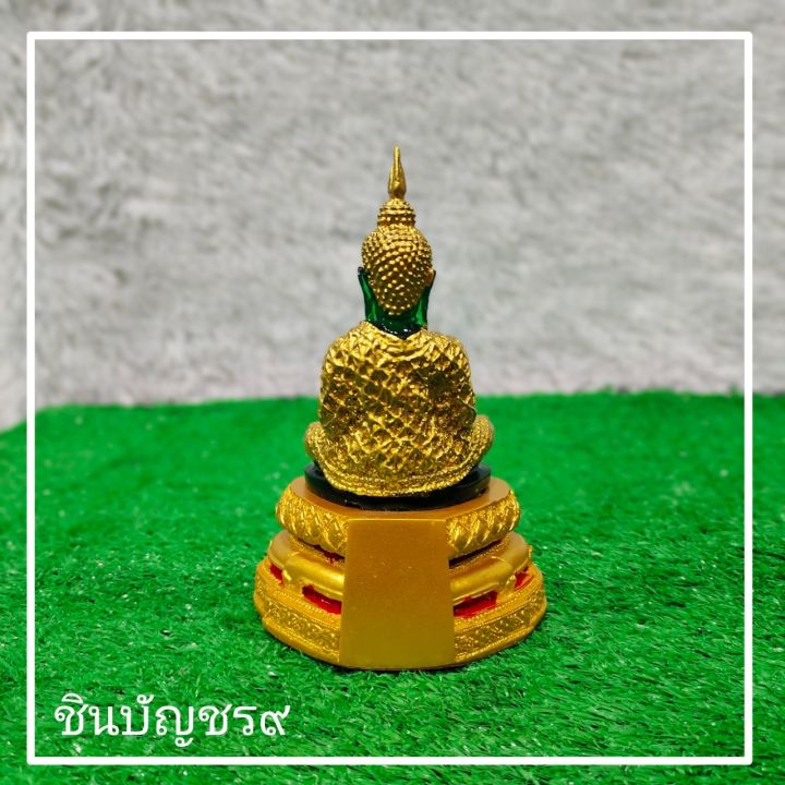 ศูนย์รวมศาสตร์-พระแก้วมณีรัตนโชติ-พระแก้วฤดูหนาว-สีเขียวมรกต-ลงสีทอง-งานพรีเมี่ยม-ตั้งบูชา-ขนาดหน้าตัก-3-นิ้ว