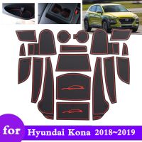 แผ่นรองแก้วลายร่องประตูกันลื่นสำหรับ Hyundai Kona OS Kauai 2018 2019ถาดรองแก้วหลุมพรมทางเข้าอุปกรณ์สติกเกอร์รถ