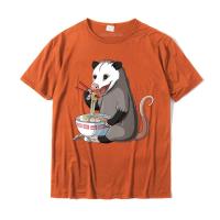 HotWomens ตลกญี่ปุ่น Kawaii ราเมน Opossum รอบคอเสื้อยืดกราฟิกผู้ชายเสื้อยืดพิมพ์ท็อปส์และประเดิมผ้าฝ้ายสบาย