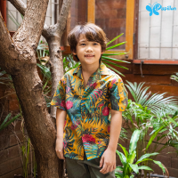 Kids Oversized Summer Shirt เสื้อเชิ้ตเด็กชายลายดอกดาหลา ทรง Oversized มาพร้อมกระเป๋าด้านซ้าย จากผ้า Light Cotton 100% ทอเนื้อบาง สัมผัสนุ่ม ใส่สบายในฤดูร้อน