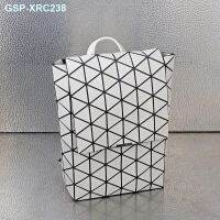 สปท์☾Issey Miyake 2023 Miyake กระเป๋าเป้สะพายหลังแบบใหม่กระเป๋าสะพายข้างสีขนมเปียกปูนเรขาคณิตอายุการใช้งานกระเป๋าเป้ของผู้หญิงสามมิติเป้สะพายหลังคอมพิวเตอร์อินเทรนด์