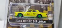 1:64 1984 Dodge นักการทูต-NYC รถแท็กซี่สีเขียวเครื่องรุ่น D Iecast โลหะอัลลอยรุ่นรถของเล่นสำหรับของขวัญคอลเลกชัน