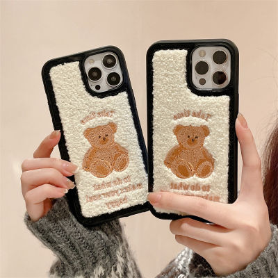 ผ้าขนหนูปักนั่งหมีกรณีโทรศัพท์สำหรับ iPhone 14ProMax เคสโทรศัพท์หมีสีน้ำตาลน่ารักสำหรับ iPhone 12 Apricot ด้านล่างกรณีโทรศัพท์ภาษาอังกฤษสำหรับ iPhone 13 เคสโทรศัพท์มือถือซิลิโคนสีดำสำหรับ iPhone 11ProMax เคสโทรศัพท์แฟชั่นเกาหลีสำหรับ iPhone 14