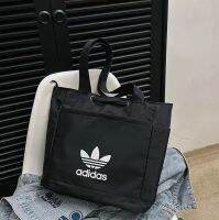 สวยมากพร้อมส่ง!ADIDASกระเป๋าสะพายไหล่กระเป๋ากีฬาลำลองสำหรับผู้ชายและผู้หญิงที่เรียบง่ายและหลากหลาย