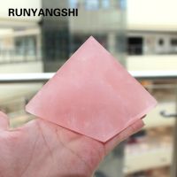 Runyangshi 1PC 500g 90x90 มม.ธรรมชาติ Rose Quartz พีระมิดหินคริสตัล Feng Shui Healing ตัวอย่างคริสตัลจุด