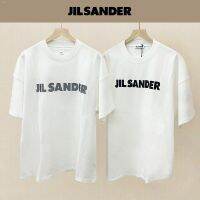 JIL SANDER เสื้อเสื้อยืดพิมพ์ลายตัวอักษรแขนสั้นแบบเรียบง่ายสำหรับทั้งหญิงและชายรอบคอหลวม OS เสื้อยืดสีขาวคลาสสิกแบบมืออาชีพ