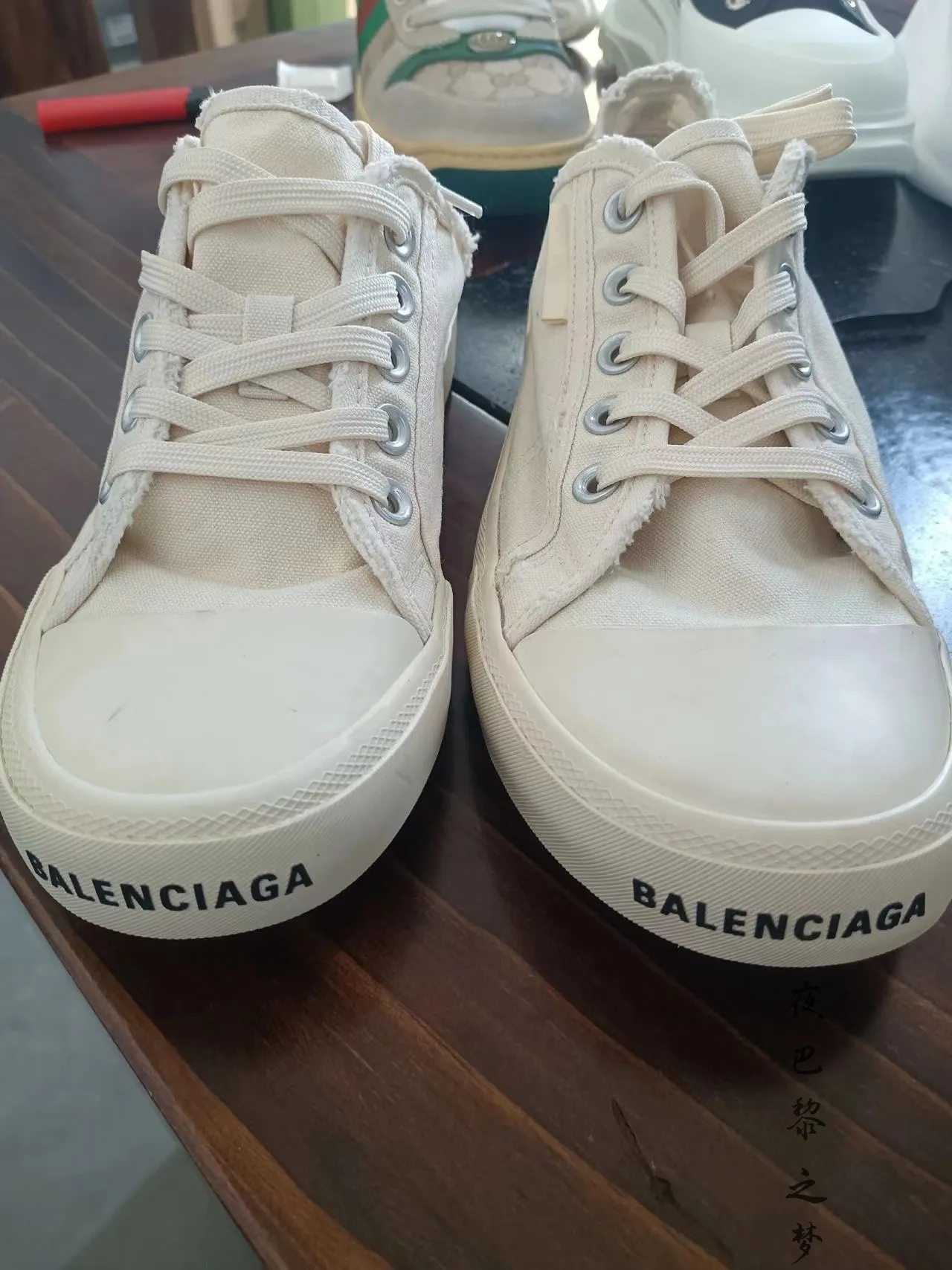 Chiến lược táo bạo của Balenciaga với những đôi giày bị phá hủy  LUXUOVN