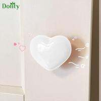 Dolity ปุ่มกดชักโครกรูปทรงความรักตัวช่วยสำหรับห้องน้ำในบ้าน