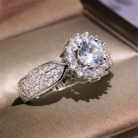 แหวนหมั้นแหวนพลอยสีขาวแหวนเพชรใหญ่สำหรับผู้หญิงเครื่องประดับแหวนเพชรแต่งงานเพชรตัดทรงกลมของขวัญ IN69CR7