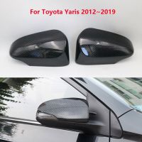 1คู่รถยนต์ Toyota Yaris 2012- 2019รถคาร์บอนไฟเบอร์ผ้าคลุมกระจกมองหลังด้านนอกที่อยู่อาศัยที่มีรุ่นสัญญาณเลี้ยว