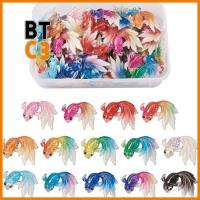 BTC3 84pcs สายรุ้งสีรุ้ง จี้ปลาทองที่มีสีสัน 0.7x1inch อะคริลิค เครื่องรางที่มีเสน่ห์ สำหรับทำเครื่องประดับ เครื่องรางนำโชค สำหรับต่างหูสร้อยคอ