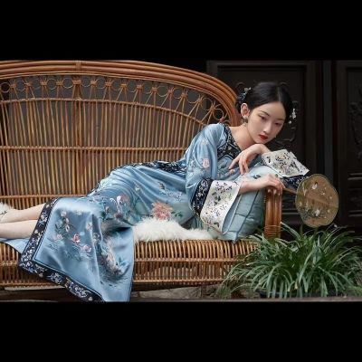 【CW】Vintage Blue Satin Round Neck Floral Large Sleeve Cheongsam Women Late Qing Dynasty Handmade Buttons Banquet Dresses