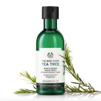 The Body Shop Tea Tree Skin Clearing Facial Wash 250ml ฉลากไทย เจลล้างหน้าสูตรอ่อนโยน ทำความสะอาดอย่างล้ำลึกถึงรูขุมขน เจลล้างหน้าสูตรอ่อนโยน ทำความสะอาดอย่างล้ำลึกถึงรูขุมขน เพื่อขจัดน้ำมันส่วนเกิน คราบสกปรกและเครื่องสำอางที่ตกค้างบนผิว พร้อมช่วยควบคุมคว