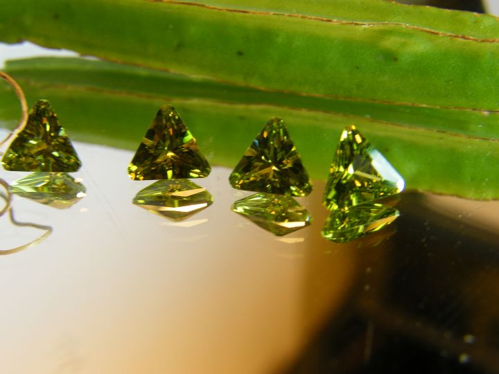 เพชร-cz-คิวบิกเซอร์โคเนีย-เพชรรัสเซีย-cubic-zirconia-รูปสามเหลี่ยม-สีเปริดอท-peridot-american-diamond-stone-triangle-shape-7x7-mm-2-pcs-เม็ด