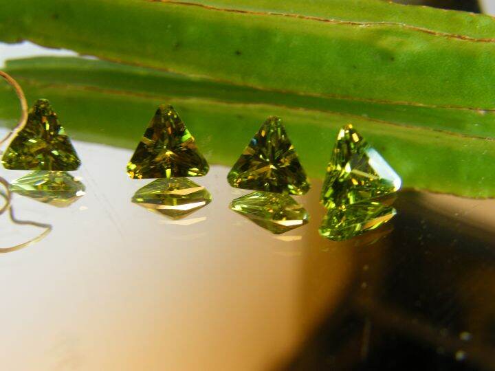 เพชร-cz-คิวบิกเซอร์โคเนีย-เพชรรัสเซีย-cubic-zirconia-รูปสามเหลี่ยม-สีเปริดอท-peridot-american-diamond-stone-triangle-shape-7x7-mm-2-pcs-เม็ด