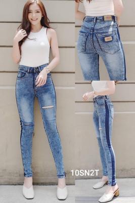 👖2511 Vintage Denim Jeans by Araya กางเกงยีนส์ ผญ กางเกงยีนส์เอวสูง กางเกงยีนส์ผู้หญิง กางเกงยีนส์ กางเกงยีนส์ยืด เอวสูง สีฟ้าสโนแต่งขาดเล็กน้อย มีแถบด้านข้าง เนื้อผ้านิ่มใส่สบาย เข้ารูปเป๊ะเว่อร์ ทรงสวย ขาเรียว