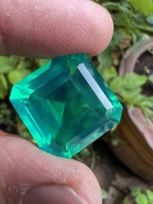 พลอย columbiaโคลัมเบีย Green  Emerald มรกต very fine lab made OCTAGON shape 12x12 มม mm...9 กะรัต 1เม็ด carats . รูปสี่เหลี่ยม (พลอยสั่งเคราะเนื้อแข็ง)