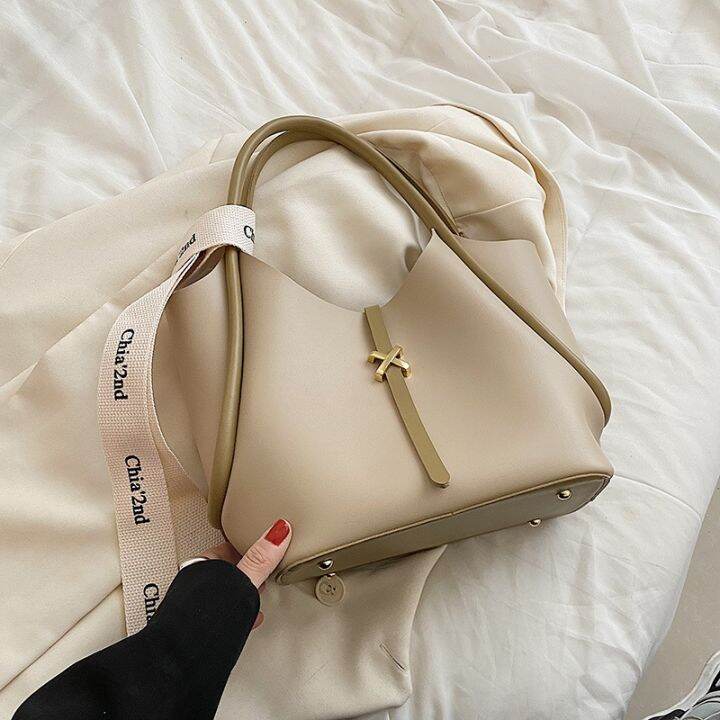 the-spring-of-2022-the-new-tide-female-bag-bag-one-shoulder-of-leisure-bag-western-style-fashion-pure-color-large-bucket-bag