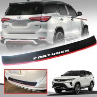 กันรอยท้าย ชายบันไดหลัง รุ่น โตโยต้า ฟอร์จูนเนอร์ TOYOTA FORTUNER ปี 2020 - 2021 สีดำด้าน แต่งขีดแดง โลโก้ขาว 1 ชิ้น