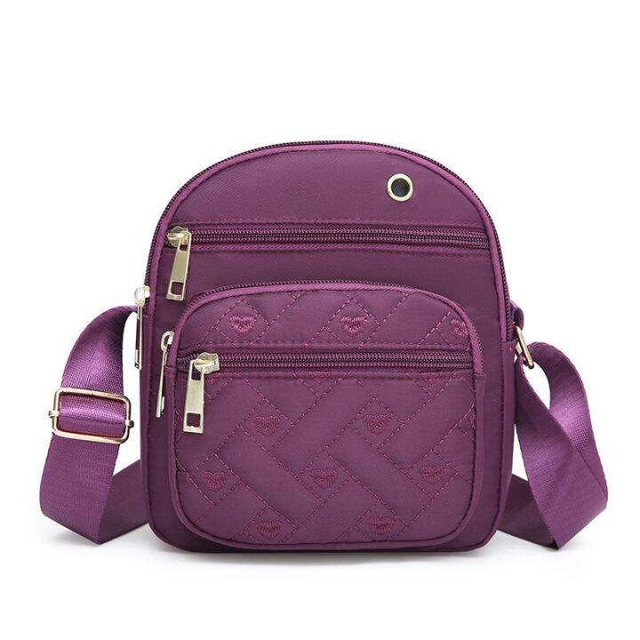 Ang bagong bag ng mga kababaihan ay napakalaking kapag lumabas. ang ...