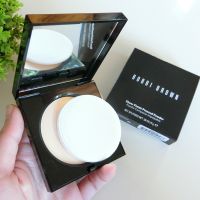 Bobbi Brown Sheer Finish Pressed Powder 11g. ควบคุมซับความมัน พรางจุดบกพร่องของผิวได้ดี ผิวหน้ากระจ่างใส มีวิตามิน E บำรุงผิว?# Pale Yellow สำหรับผิวขาวเหลือง